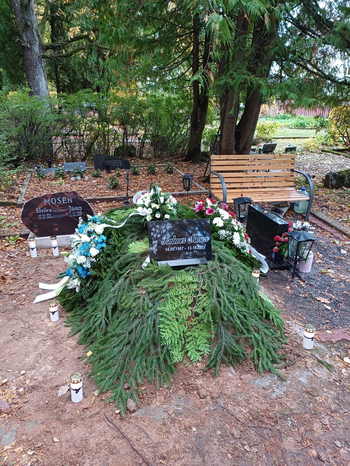 Hauaplatsi kujundus pärgade ja küünaldega