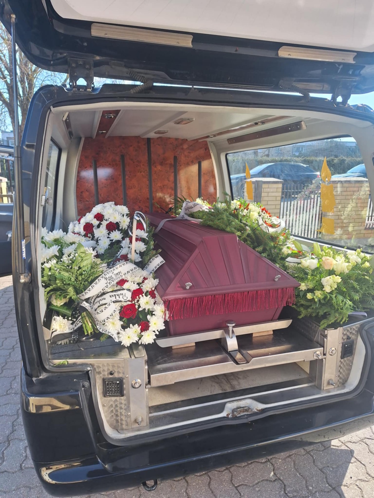 Katafalk lillede ja kirstuga