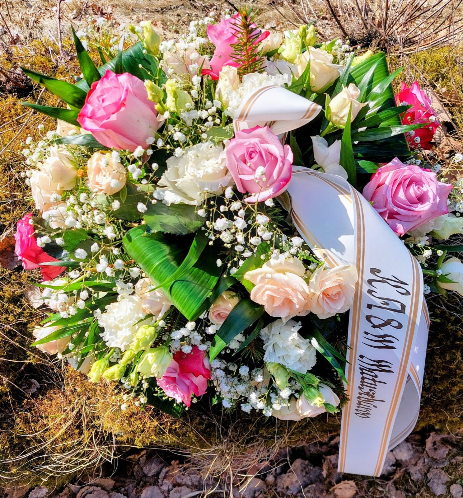 Leinakimp roosadest roosidest valge KA&M Matusebüroo lindiga